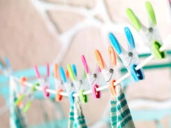 Pearl 100 Pinces à Linge "Soft Grip" - 4 Couleurs -Maison Produit Magasin 100 pinces a linge soft grip 4 couleurs ref NC9274 1